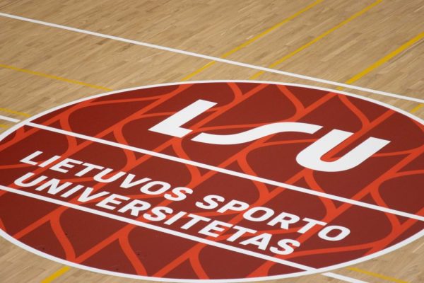 LSU logotipas sporto salėje-2