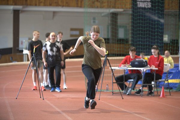 Mergina bėga Mergina bėga